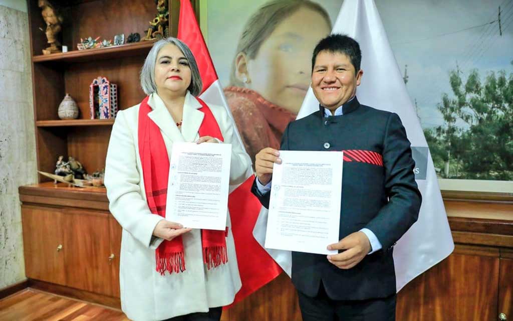 Ministra de Energía y Minas, Alessandra Gilda Herrera Jara y el gobernador regional de Puno Germán Alejo. 