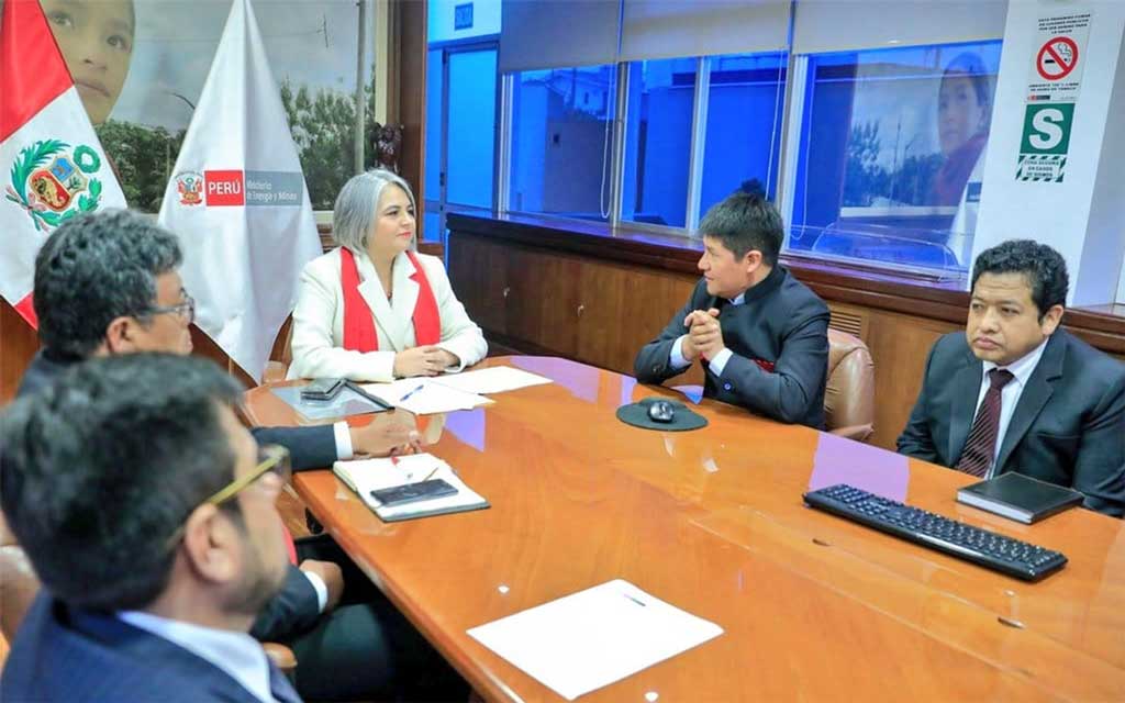 Congresistas de la República Jorge Luis Ancachi, Flavio Cruz y Carlos Zeballos participaron de la reunión previo a la firma del convenio. 